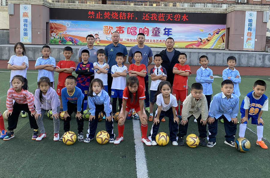 足的奔跑，心的飞翔——泸州一中与合江县人民小学校开展足球训练交流研讨活动