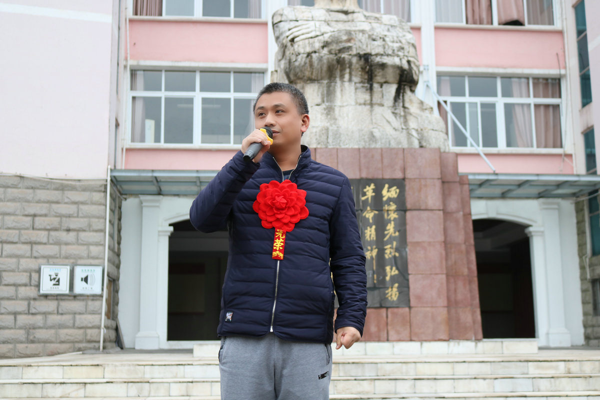 随后,周建军副校长对在上期认真工作的刘立等优秀班主任,李江等优秀