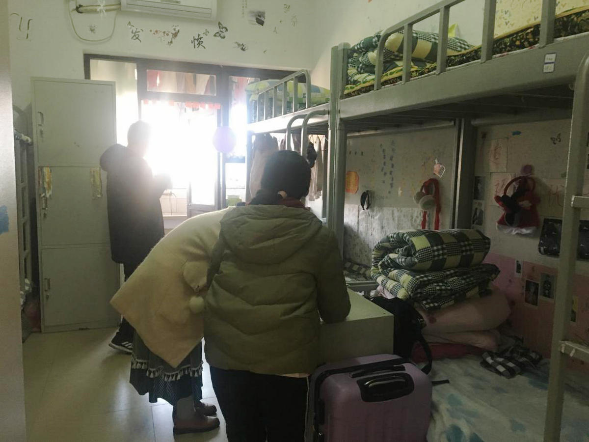 评委们正在女生一号公寓认真评分评委们在男生一号公寓此次检查评委们