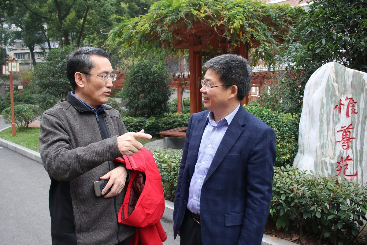 龙教授交谈.jpg