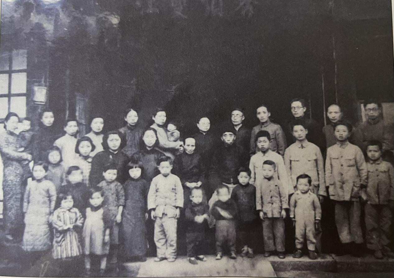 1.民国元年（1912年）泸县中学校长龚选廉2排正中.png