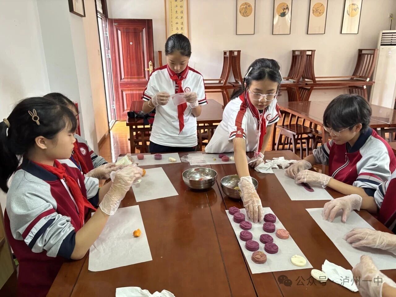 我们的节日 | 巧手制月饼 共话中秋节