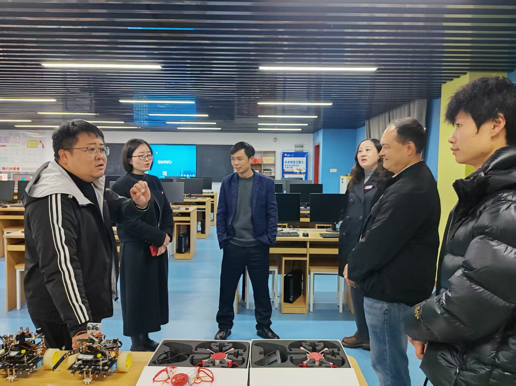 纳溪区合面镇领导莅临泸州一中参观交流创客空间建设