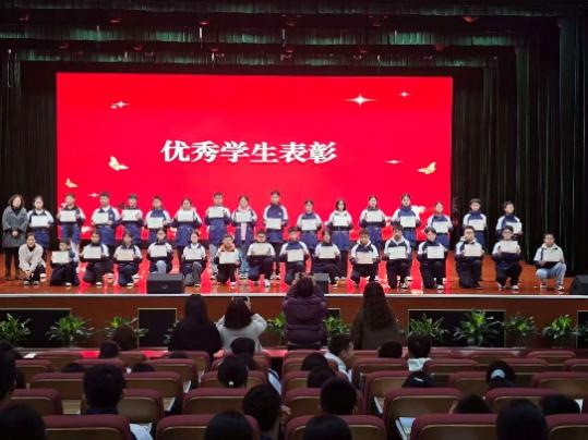 星光闪耀，逐梦前行  ——泸州一中初二年级2026年春期表扬大会